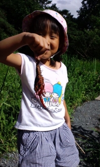 得意げに